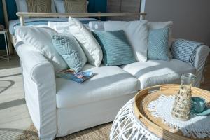 Free housekeeping visits during your stay - StayShort - Chic Minimalist Studio Perfect for 4 in Dubai Marina