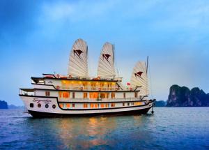 Halong & Bai Tu Long Cruises