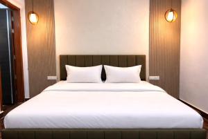 Modern Studio Room with Kitchen near Sec 62 Noida