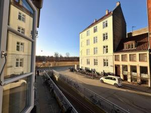 Bright Stay for Two Near Metro & City Sights