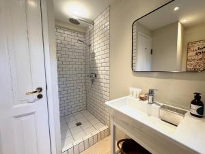 Bright Stay for Two Near Metro & City Sights