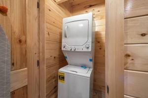 Cozy Cabin with Indoor Pool, Hottub and Arcade