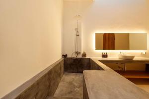 Luxe 1BR Oasis - Swim-up Bar & Near Canggu