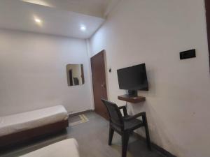 POP 83614E Hotel Chitra Chouraha