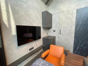 Jasmin 7- Peaceful Retreat with Jacuzzi in Hyderabad by Homeyhuts