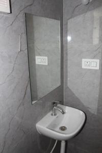 Spacious 2BHK Close to Hitech City for Family Stay