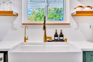 Boho Escape - Hot Tub, Cowboy Pool & 35 Joshua Trees