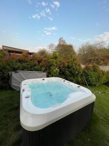 Medlin 8 - Serene Getaway with Outdoor Jacuzzi in Hyderabad by Homeyhuts
