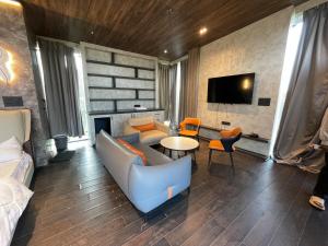 Medlin 8 - Serene Getaway with Outdoor Jacuzzi in Hyderabad by Homeyhuts