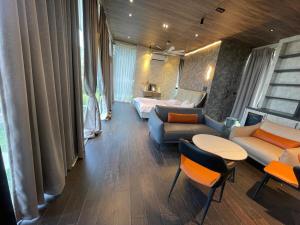 Medlin 8 - Serene Getaway with Outdoor Jacuzzi in Hyderabad by Homeyhuts