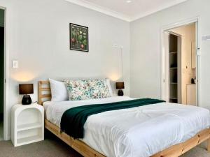 Bright 3BR 2BA Home, Near Beenleigh Shops & Train