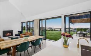 Sunset Ridge Retreat, stunning large home & pool