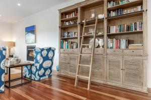 Sea Breeze - walking distance to Orion Beach