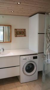 Summer House Charm Near Hårbølle Havn