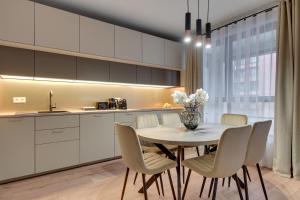 DOKI Living Apartments - Foodhall & Parking by Downtown Apartments