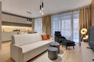 DOKI Living Apartments - Foodhall & Parking by Downtown Apartments