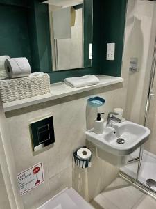 Stylish 2BR Apartment Manchester 3 Baths 6 Guests