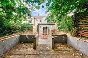 Hot Tub Emerald Escape - Private Garden & Free Parking