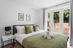 Emerald Escape Private Garden and Free Parking