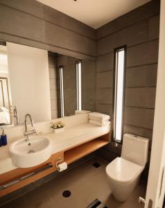 Bursuai - Lake view family pool villa near beach