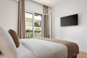 Athenian Hillside Residence