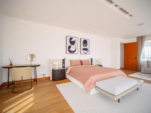 Luxurious 5Bedroom White Estate Villa Private Lake