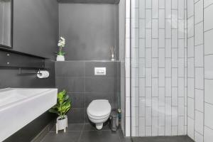 605 WEX1 Designer Studio With Pool and Onsite Parking