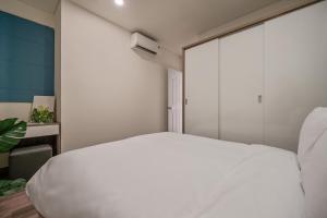 Luxury Riverside Monarchy Apartment