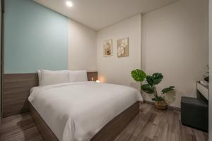 Luxury Riverside Monarchy Apartment