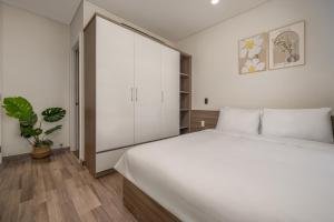 Luxury Riverside Monarchy Apartment