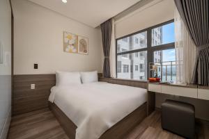 Luxury Riverside Monarchy Apartment