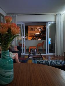 Table Mountain views, modern,lots of natural light, with parking