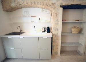 Ca Rouge - Modern & Bright 3BR Boutique Retreat in the Heart of Carloforte