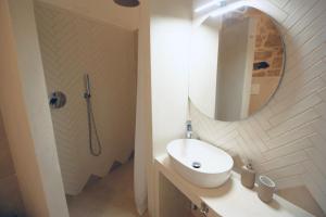 Ca Rouge - Modern & Bright 3BR Boutique Retreat in the Heart of Carloforte