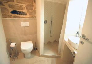 Ca Rouge - Modern & Bright 3BR Boutique Retreat in the Heart of Carloforte