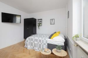 Bright Studio For 2 in Warsaw with Air Conditioning by Noclegi Renters
