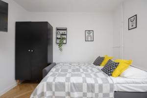 Bright Studio For 2 in Warsaw with Air Conditioning by Noclegi Renters