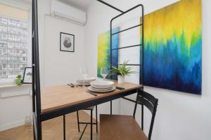 Bright Studio For 2 in Warsaw with Air Conditioning by Noclegi Renters