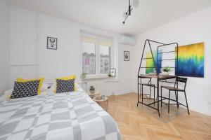 Bright Studio For 2 in Warsaw with Air Conditioning by Noclegi Renters