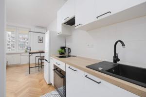 Bright Studio For 2 in Warsaw with Air Conditioning by Noclegi Renters