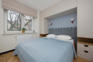 Blue and Orange Apartment with Desk in the Warsaw Center by Noclegi Renters