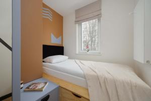 Blue and Orange Apartment with Desk in the Warsaw Center by Noclegi Renters