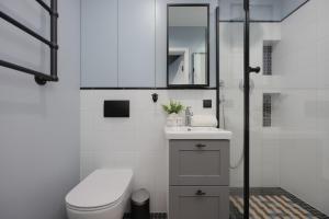 Blue and Orange Apartment with Desk in the Warsaw Center by Noclegi Renters