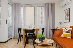Blue and Orange Apartment with Desk in the Warsaw Center by Noclegi Renters