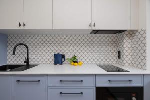 Blue and Orange Apartment with Desk in the Warsaw Center by Noclegi Renters