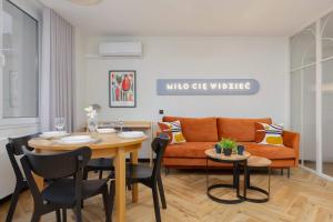 Blue and Orange Apartment with Desk in the Warsaw Center by Noclegi Renters