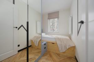 Blue and Orange Apartment with Desk in the Warsaw Center by Noclegi Renters