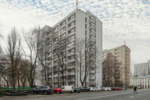 Blue and Orange Apartment with Desk in the Warsaw Center by Noclegi Renters
