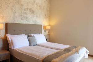 Double or Twin Room with Balcony and Lateral Sea View room in Hotel Monaco