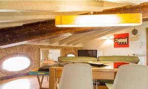 Gran Ático Premium del Siglo XVI con Tres Terrazas Privadas Hasta 7 Huéspedes en Ciutat Vella